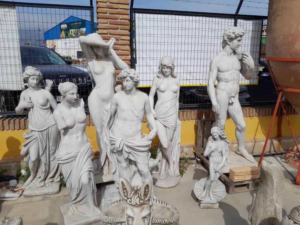 kreikkalaisia-patsaita-puutarhaan