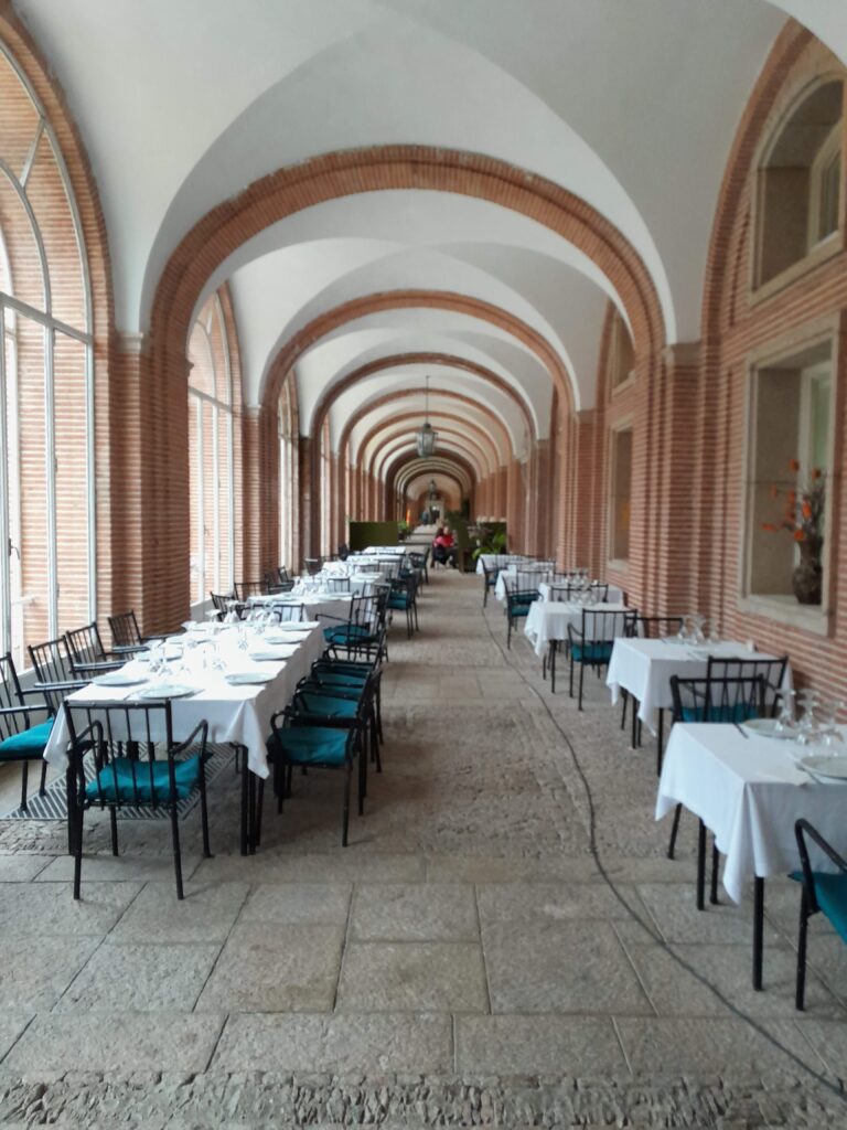 Hospederia Santa Cruz -rakennuksessa oleva munkkien ylläpitämä ravintola. Tammiset puuverhoilut ja pronssiset valaisimet.