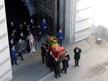 Diktaattori Francon viimeinen matka kuolleiden laaksosta hautausmaalle Madridiin.