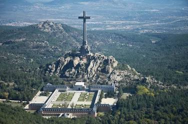 Kuolleiden laakso Valle de los Caidos. Kuvassa Francon monumenttialue vuoren uumenissa ja 150 m korkea rautaristi.