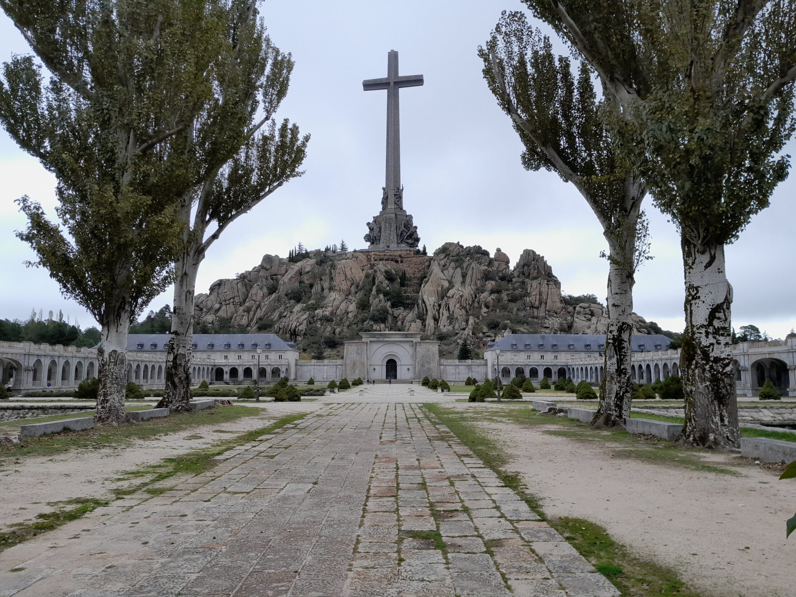 Tie kohti basilican ovea ja monumenttialuetta. Ylhäällä edessä risti.