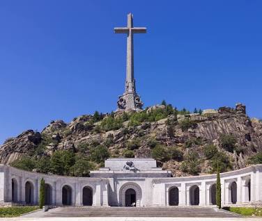 150 m korkea graniittitorni mausoleumin yllä.