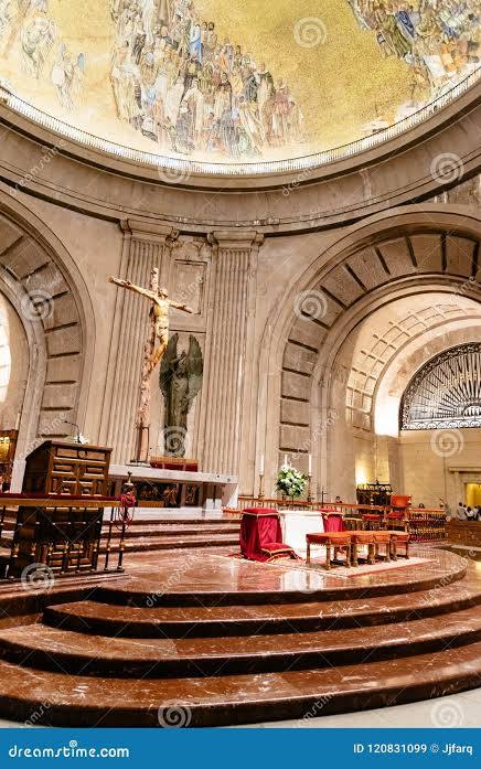 Basilikan alttari. Sen edessä penkkejä ja leveät askelmat. 