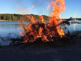 Juhannuskokko veden äärellä. 