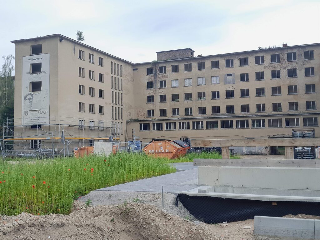 Hitlerin betonihotellia osittain ennen ja osittain nyt.