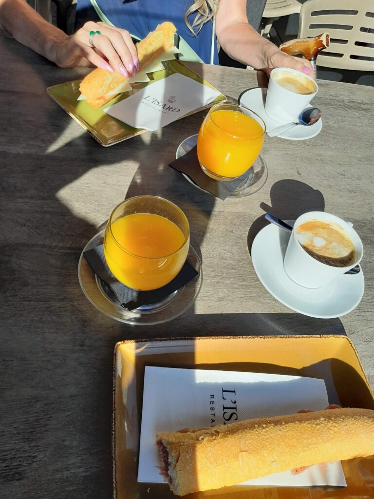 Aamupalalla: tuoremehua, kahvia, flauta-andorralaista pitkää ja kaoeaa huilumaista leipää.