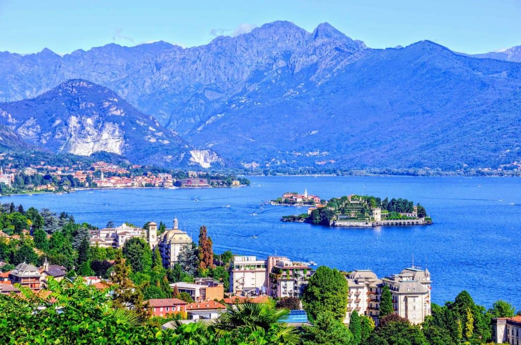 Alppimaisema ja la Maggiore -järvi Italian Stresassa.