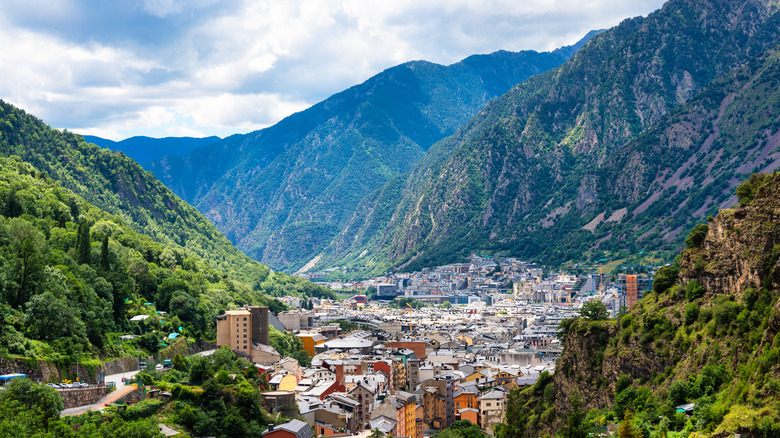 Pyreneiden vuoret ympärillä ja keskellä 2 km alempana pääkaupunki Andorra ja Vella.