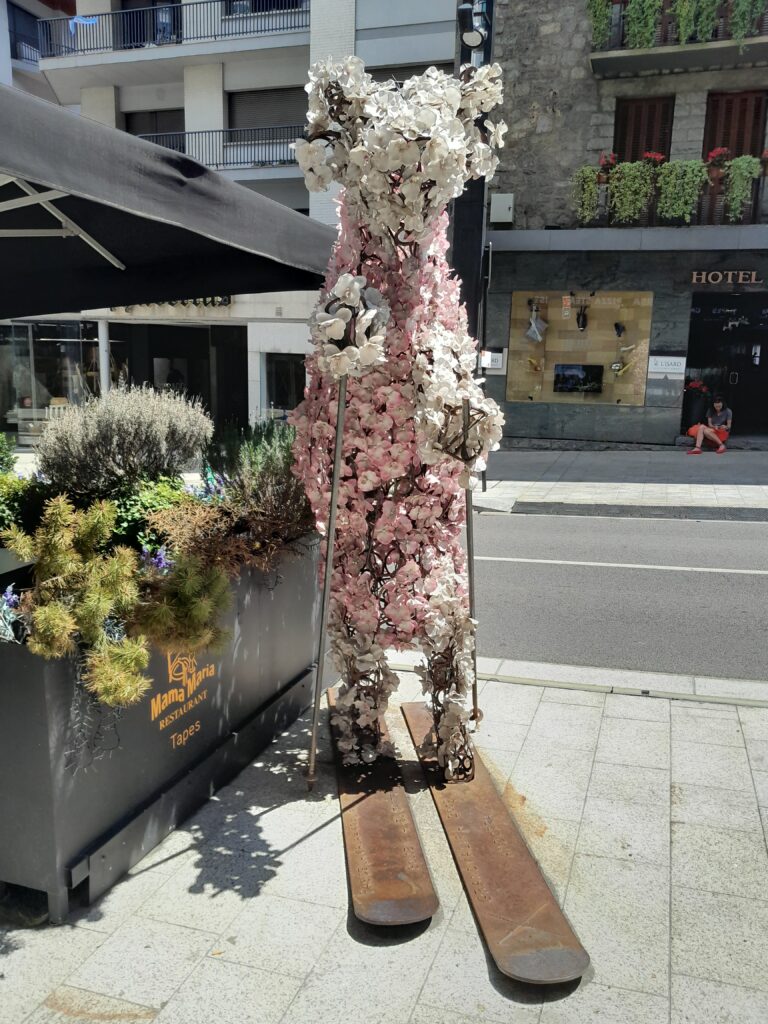 Kukitettu karhu hiihtelee kaupungin kadulla.