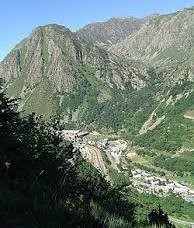 Andorra la Vella laakson- ja Pyreneiden pohjukassa.