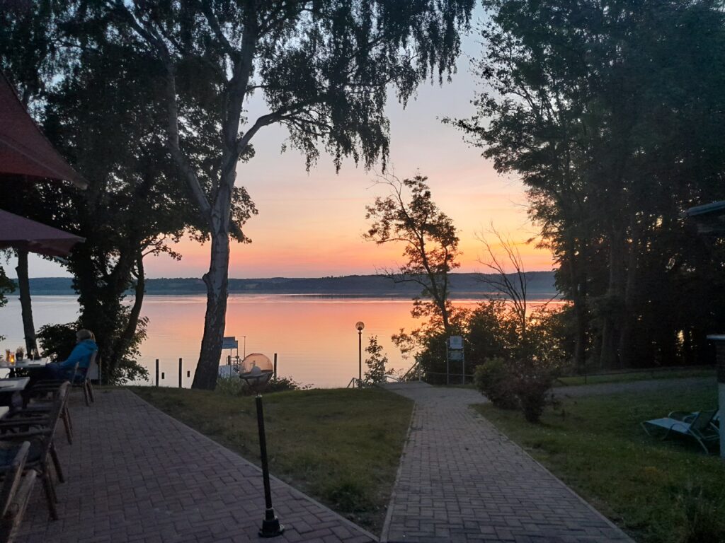 Järvimaisema ilta-auringon laskiessa Saksan Neubranderburgissa