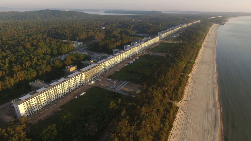Proran valkoinen ranta ja 4,5 km betonikompleksia.