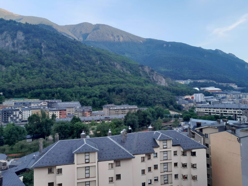 Andorra la Vellan kaupunki Pyreneiden laaksossa. Näkyvät takana.