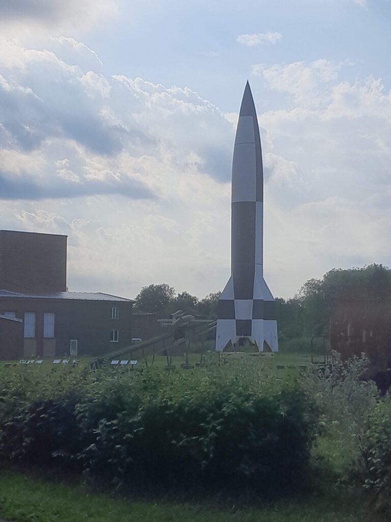Rakettimuseon pihalla on V-2-raketti (Aggregat 4) V-2-ohjus