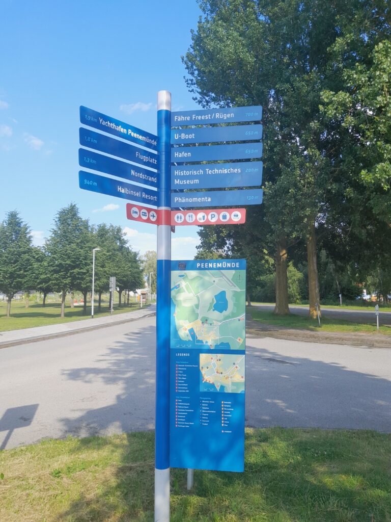 Opasteet rakettimuseon eri alueille.