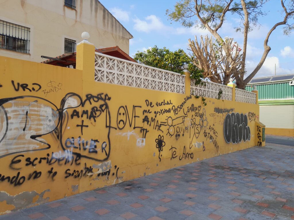 Graffitiseinä kävelykadun pätkällä. Tässä tosin lähinnä keltaiselle pohjalle vain maalattu mustaa ja valkoista tekstiä. Itse kuvia vähän.