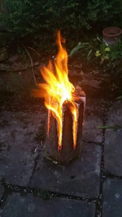 Jätkänkynttilä palaa komeasti yössä.
