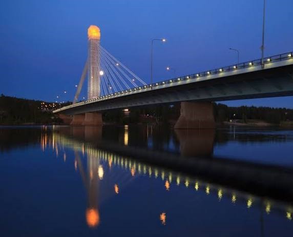 Rovaniemen kuuluisa Jätkänkynttiläsilta on Suomen tunnetuin jätkänkynttilä-teeman monumentti.