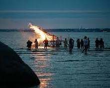 Muinaistulien yön kuva Virosta. Kuvassa kokko on sytytetty veden päälle asetetun tason päälle. Ihmisiä seisoo runsaasti vedessä ympärillä.