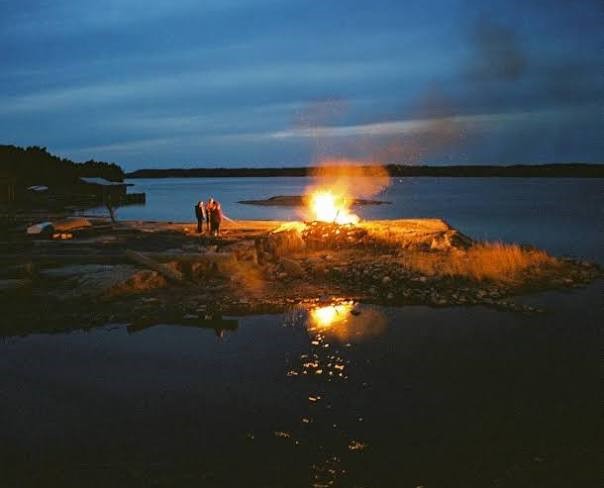 Muinaistulien yön tunnelma syntyy hämärtyvistä loppukesän illoista, merimaisemasta sekä saariston kallioille sytytetyistä tuulilyhdyistä ja kynttilöistä.