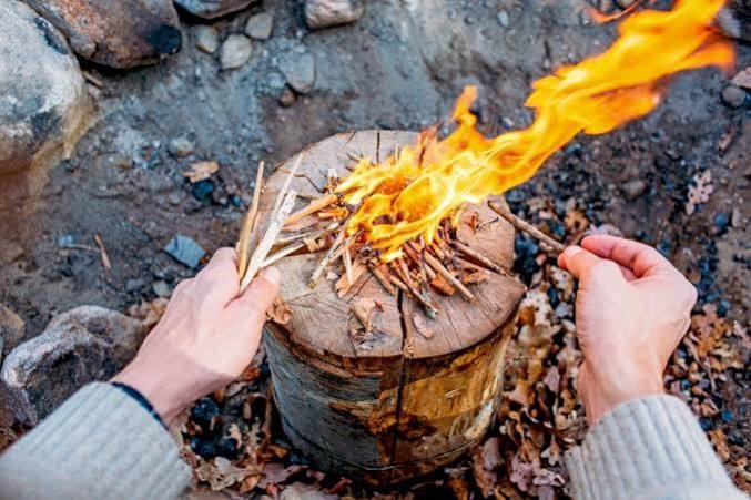 Jätkänkynttilää sytytetään palamaan ja se liekehtii kovasti. Käytetään myös nimeä swedish torch eli ruotsalaien tuli, jolla se maailmalla paremmin tunnetaan.