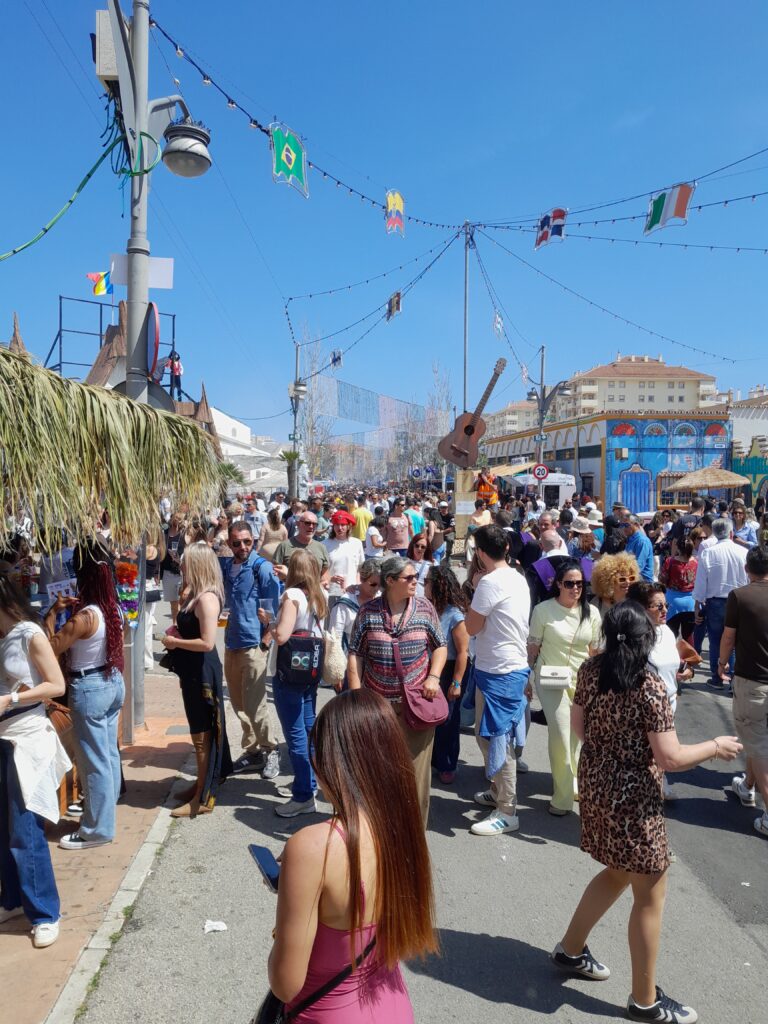 Tuhansia ihmisiä feria-alueella kansainvälisillä päivillä.