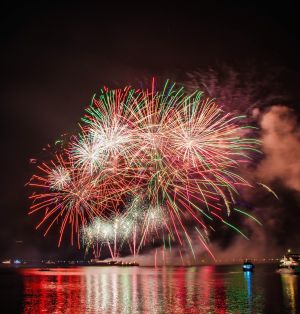 Valtavat ilotulitukset Kokkolassa veden äärellä.