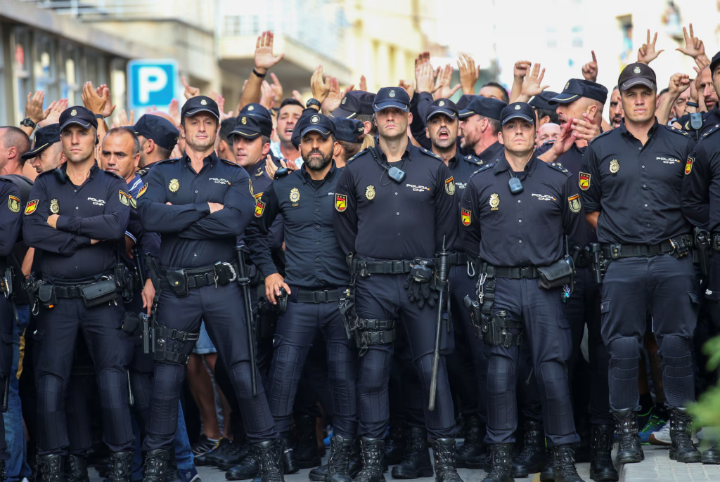 Policia Nacional eli valtion poliisi. Tässä noin parisataa poliisia tummansinisissä vaatteissaan.