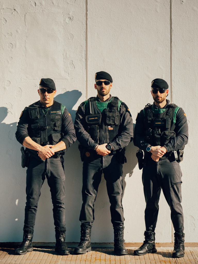 Guardia Civil eli kansalliskaarti on Espanjan vanhin poliisivoima ja se vastaa muun muassa maanteiden liikenteestä, rannikoista sekä pienemmistä kylistä. Heidät tunnistaa vihreistä takeistaan ja perinteisistä hatuistaan. Kuvassa kolme poliisimiestä uniformuissaan.